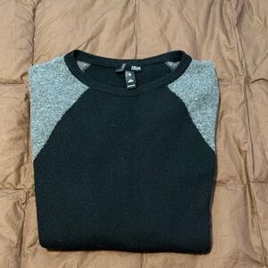 Aqua Women’s 100% cashmere Sweater in Black and Gray